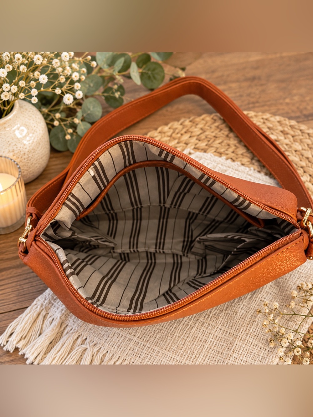 Classic Women's Leather Shoulder Bag in Cognac - Picture 2 of 5
